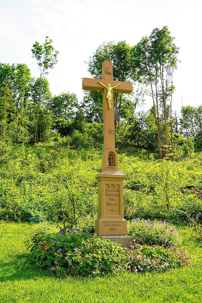 Der Einsatz: Das markante Wegkreuz an der alten Waldshuter Straße wird gepflegt.
