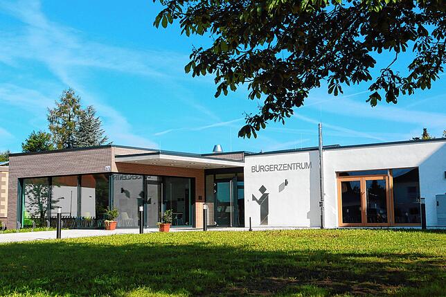 Die großen Freiflächen um das Bürgerzentrum in Mönchweiler bieten ideale Voraussetzungen für das Umfeld einer standesamtlichen Trauung. ...