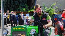 Der erste Traktor aus Zoznegg fährt beim Umzug durchs Dorf mit. Hier im Bild: Martin Kratzer, der gleich zwei liebevoll restaurierte ...