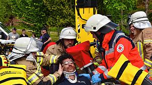 Manchmal staunt der Laie beim Lesen von Einsatzberichten, wie viele Ehrenamtliche Kräfte es braucht. Doch diese arbeiten Hand in Hand. ...