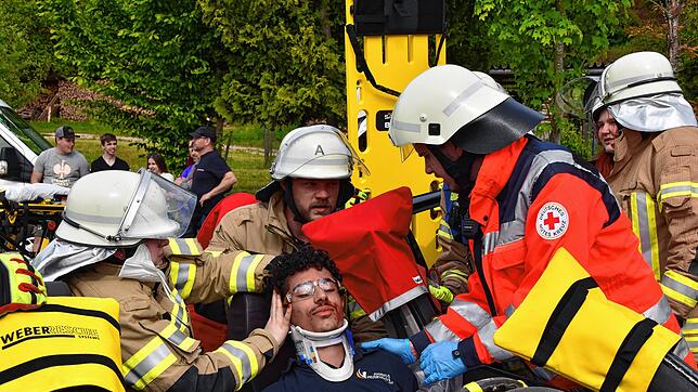 Manchmal staunt der Laie beim Lesen von Einsatzberichten, wie viele Ehrenamtliche Kräfte es braucht. Doch diese arbeiten Hand in Hand. ...