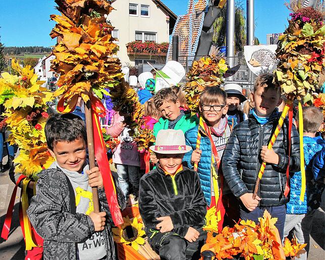 Am großen Ernteumzug beteiligen sich stets Kindergärten und Schulen.