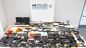 Zahlreiche sichergestellte Waffen liegen auf einem Tisch. Bei Durchsuchungen in Emmendingen und Waldkirch beschlagnahmte die Polizei ...
