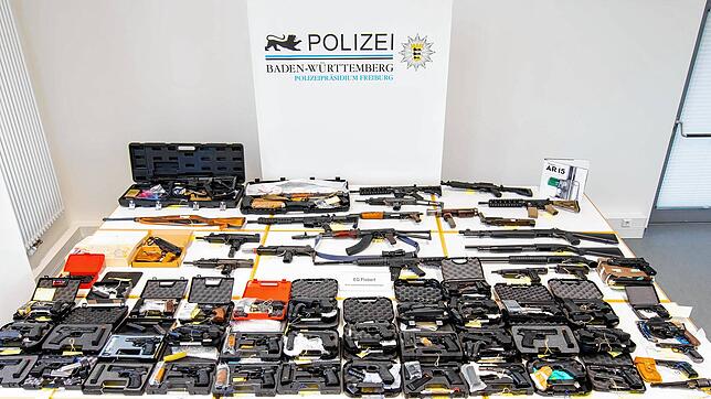 Zahlreiche sichergestellte Waffen liegen auf einem Tisch. Bei Durchsuchungen in Emmendingen und Waldkirch beschlagnahmte die Polizei ...