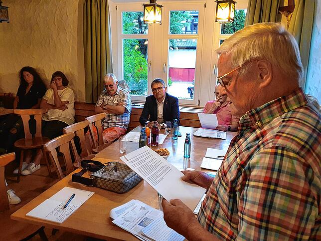 Ernst Reiser (rechts) positioniert sich eingangs des Abends für seine Nachbarn. Frank Bonath (hinten rechts) sitzt nur zu Beginn am Tisch.