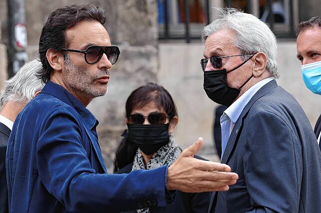 Anthony Delon (von links), Hiromi Rollin und Alain Delon 2021 bei der Beerdigung von Schauspieler Jean-Paul Belmondo in Paris.