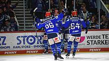 Jubel in Blau: Die heimstarken Schwenninger Wild Wings feierten erneut einen Sieg über Straubing in den Playoffs.