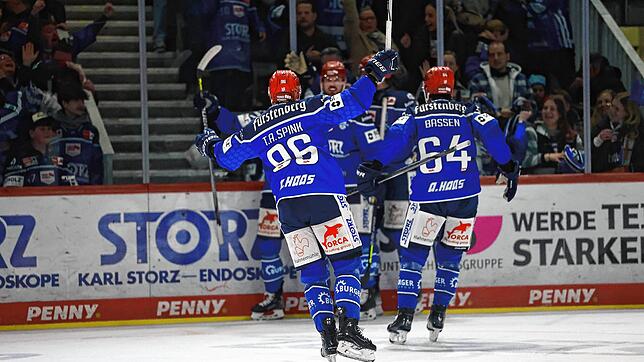 Jubel in Blau: Die heimstarken Schwenninger Wild Wings feierten erneut einen Sieg über Straubing in den Playoffs.