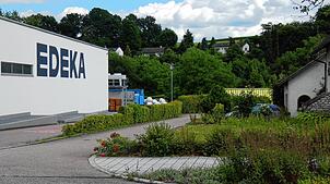 Das ungenutzte Haus rechts soll weichen, damit Edeka sich vergrößern kann. Der Sägeweg muss nach rechts verlegt werden. Foto: Rotraud ...