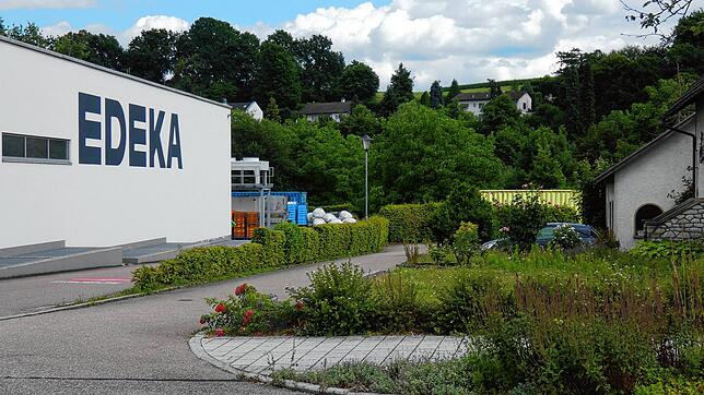 Das ungenutzte Haus rechts soll weichen, damit Edeka sich vergrößern kann. Der Sägeweg muss nach rechts verlegt werden. Foto: Rotraud ...