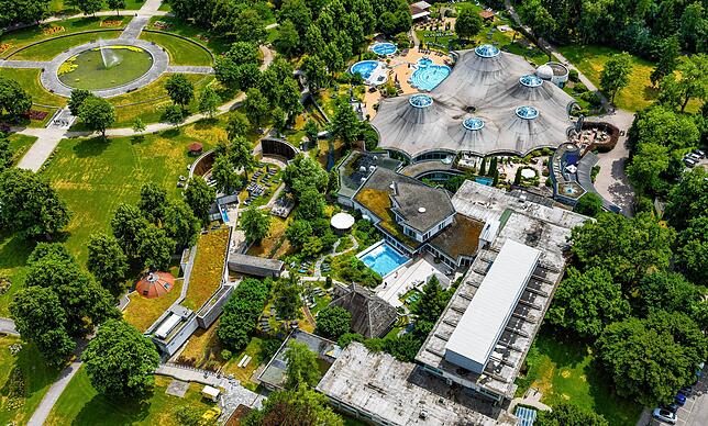Das Solemar grenzt direkt an den Bad Dürrheimer Kurpark. Links oben ist die von Spazierwegen eingerahmte Wasserfontäne zu sehen.