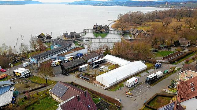 Rund um die Pfahlbauten wurde jede Menge aufgebaut – unter anderem zwei Zelte mit Klimaanlage. Außerdem standen Tage vor dem Dreh ...