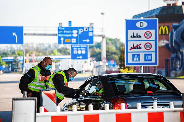 Kontrollen gibt es immer noch: Beamte der Bundespolizei überprüfen am Grenzübergang Weil am Rhein einen aus der Schweiz einreisenden ...