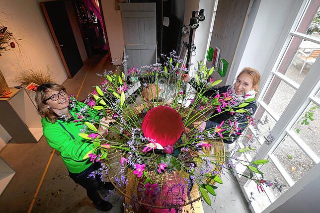 Montag, 14.10 Uhr: Floristmeisterin Kim Schauber aus dem Team von Gabriele Haufe sowie die ehrenamtliche Helferin Bärbel ...