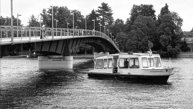 Die dritte Rheinbrücke ist fertig, unter ihr fährt der einstige Wasserbus Niederburg durch. Dieses Bild stammt von Juni 1991. Da es nun ...