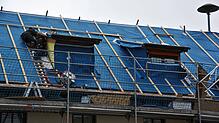 Aus alt macht neu: Nach mehr als 30¦Jahren wird das Rathaus- und Museumsdach in Bernau erneuert. An zwei der Gauben (Bild) hatten ...