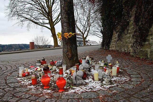 Die Gedenkstätte für Sabrina P. am Stockacher Stadtwall im Februar 2023 wenige Wochen nach der Tat.