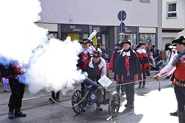 Die Peterzeller Bürgerwehr kündigt den Umzug lautstark mit ihrer Kanone an.