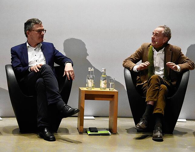 Roderich Kiesewetter (links) und Tim Guldimann diskutieren in der Zeppelin-Universität in Friedrichshafen, wie Friede in Europa ...