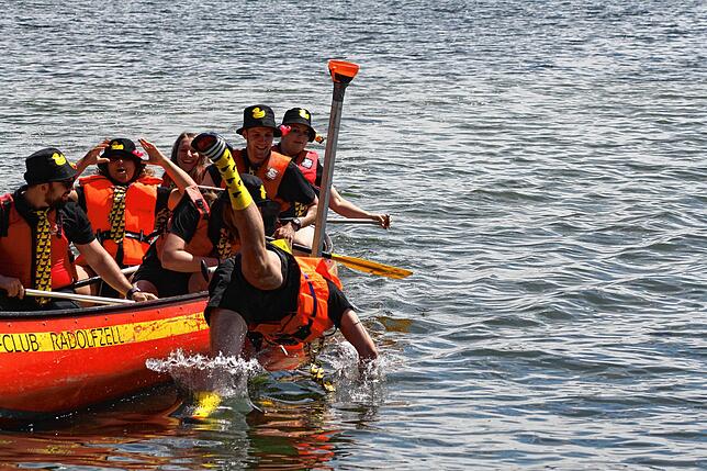 Bild 21: Radolfzell: Rein ins Boot und gleich ins Wasser: Das Großkanadierrennen 2025 in Bildern