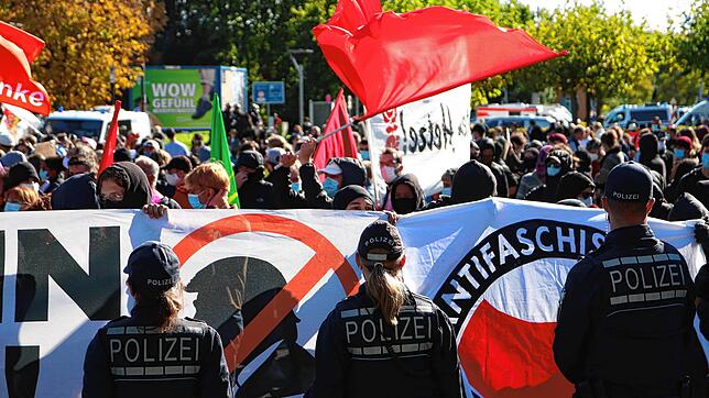 Symbolbild: Am 4. Oktober 2020 zogen Antifa-Gruppen und Bürger-Organisationen in einer Gegendemonstration gegen die Querdenker auf die ...