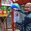 Martin Kienzler, Hausmeister am Bildungszentrum, montiert ein Hinweisschild an einer Treppe, die darauf hinweist, dass der Durchgang ...