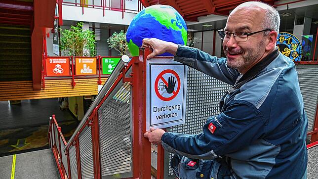 Martin Kienzler, Hausmeister am Bildungszentrum, montiert ein Hinweisschild an einer Treppe, die darauf hinweist, dass der Durchgang ...