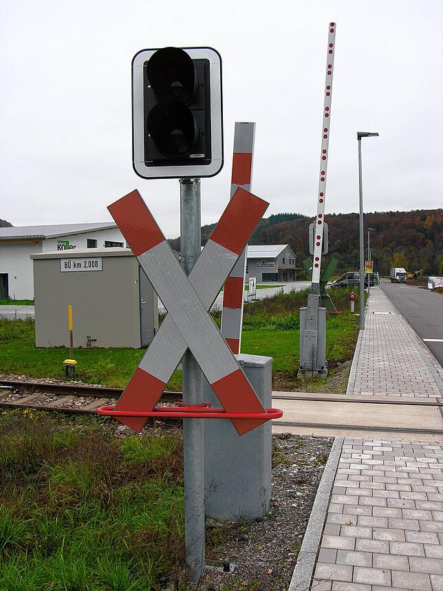 Die Infrastruktur der Wutachtalbahn blieb auch nach der Stilllegung erhalten und wurde teilweise erneuert. Hier eine Schienenkreuzung ...