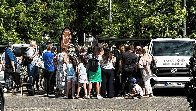 Viele Gäste bei der Aktion Redezeit der Singener Tafel am 15. Juli, als es um die Probleme mit dem Warmwasser im Langenrain ging.