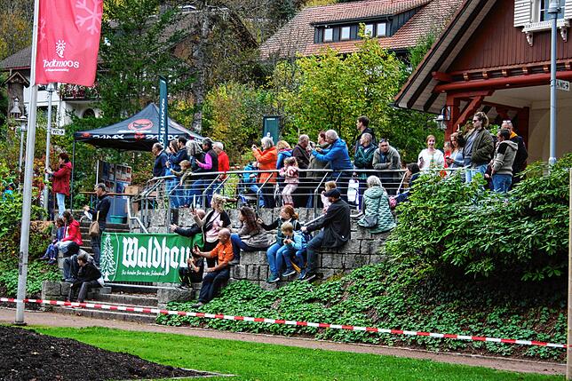 Im Alten Kurpark in Todtmoos verfolgen die Zuschauer spannende Hunderennen.