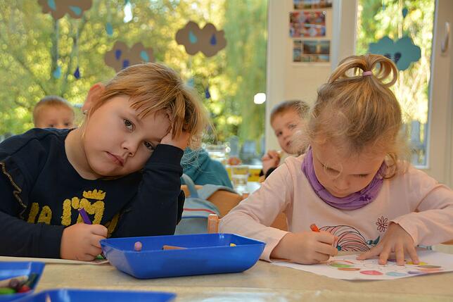 Kornelia Chojnacka (links) und Amelie Reußner aus der „Igelgruppe“ im Sommertalkindergarten konzentriert bei der Arbeit. Die ...