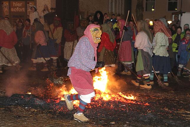 Bild 8: Oje die Fasnet hat ein Loch: Bilder von der Hexenverbrennung in Pfullendorf