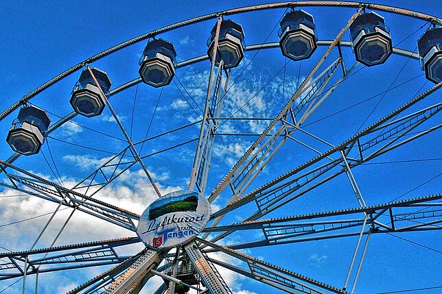 Das Riesenrad der Gewerbeschau im Jahr 2013. Das Schild „Luftkurort Stadt Tengen“ war neu.