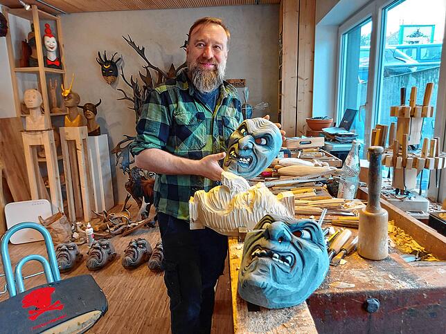 Holzbildhauer Simon Stiegeler aus Grafenhausen nimmt sich auch für neue Fasnachtsmasken gerne Zeit, aktuell betreut er um die 150 ...