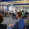 Teilnehmer des Dialogforums Wohnen im Meinungsaustausch. Viele Bürger wünschen sich mehr Grün in der Stadt und eine Abkehr von der ...