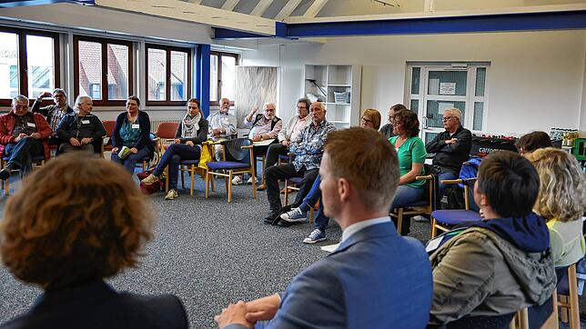 Teilnehmer des Dialogforums Wohnen im Meinungsaustausch. Viele Bürger wünschen sich mehr Grün in der Stadt und eine Abkehr von der ...