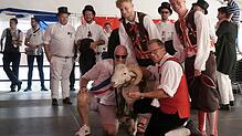 Die Waldshuter Chilbi ist vorbei. Hier noch einmal Bockgewinner Joe Keller (links) mit seinem Bock &bdquo;Andreas der ...
