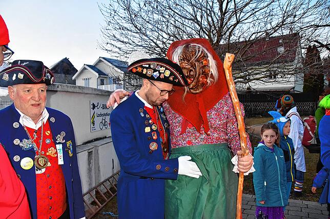 Bild 13: Narren feiern Rosenmontag mit Kindernachmittag und Fackelzug