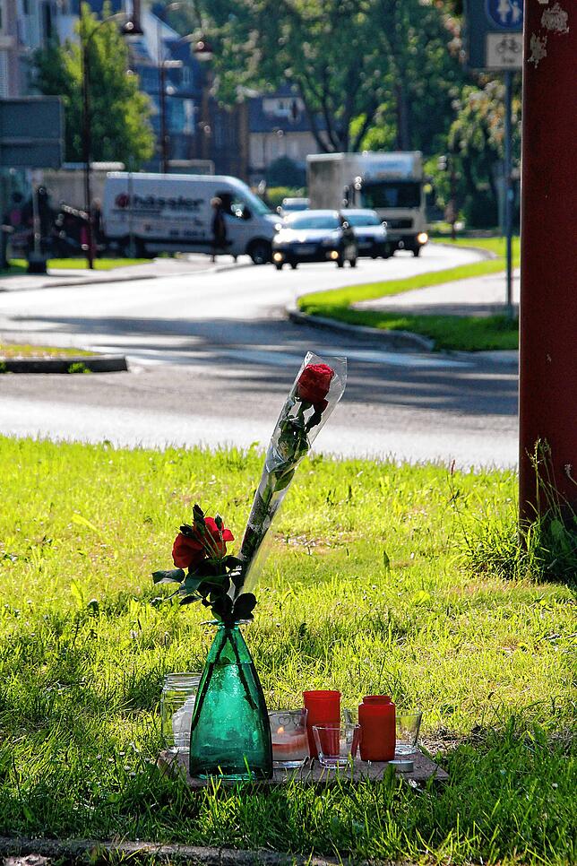 Hier verunglückte vor zwei Jahren ein 24-jähriger Motorradfahrer. Keine 24 Stunden zuvor war 150 Meter weiter ein 18-jähriger ...