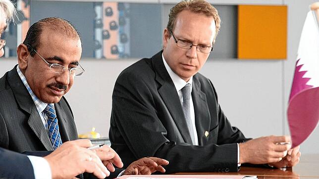 ZF-Vertriebschef Matthias Benz (rechts) verlässt das Unternehmen. Hier ist er 2009 zusammen mit Mowasalat-Präsident Jassim Al Sulaiti ...