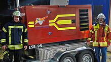 Mit dem neuen Notstromaggregat können Florian Kikillus (links) und Marco Testa mit ihren Kollegen der Freiwilligen Feuerwehr Wehr auch ...