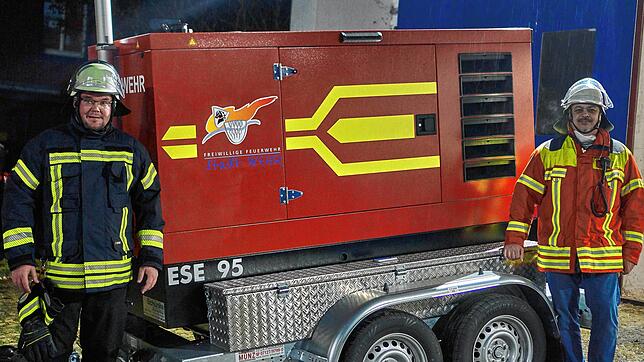 Mit dem neuen Notstromaggregat können Florian Kikillus (links) und Marco Testa mit ihren Kollegen der Freiwilligen Feuerwehr Wehr auch ...