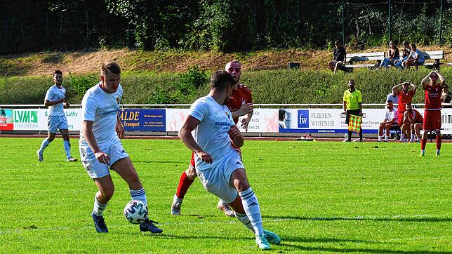 Cool: Tim Oeschger (links) war gerade acht Minuten im Spiel, als er den Ball annahm und den 2:1-Siegtreffer des SV 08 Laufenburg gegen ...