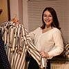 Jetzt kommt das Häs aus dem Schrank: Melina Tachtalis, Mitglied der Singener Poppele-Zunft, freut sich darauf, wieder als Schellenhansel ...