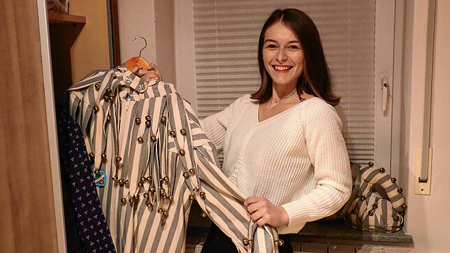 Jetzt kommt das Häs aus dem Schrank: Melina Tachtalis, Mitglied der Singener Poppele-Zunft, freut sich darauf, wieder als Schellenhansel ...
