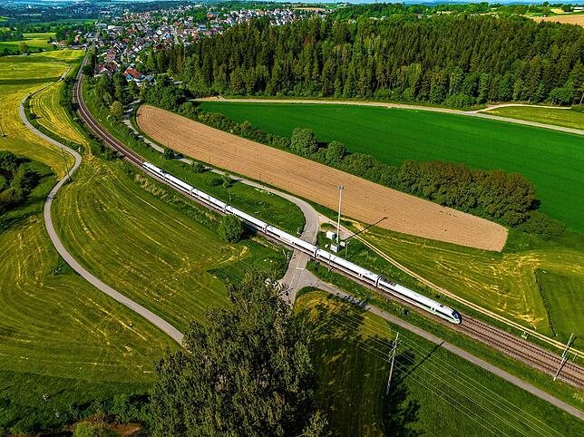 An den Wochenenden fährt zwei mal pro Tag der ICE „Hamburg-Konstanz“ auf der Schwarzwaldbahn-Linie durch das Brigachtal im ...