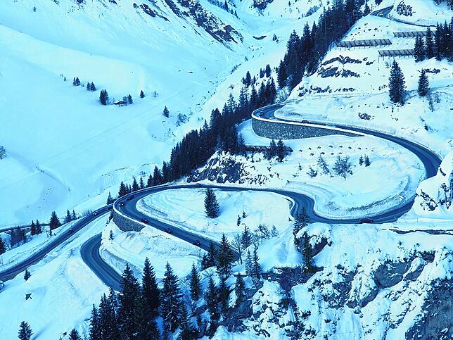 Blick auf die Passstraße am Arlbergpass.