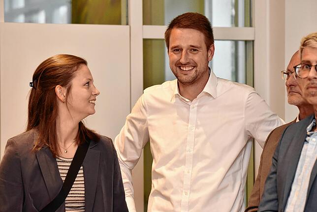Am Wahlabend: Die Anspannung fällt sichtlich von Patrick Haas ab, als klar ist: Er ist der neue Hüfinger Bürgermeister. Links seine ...