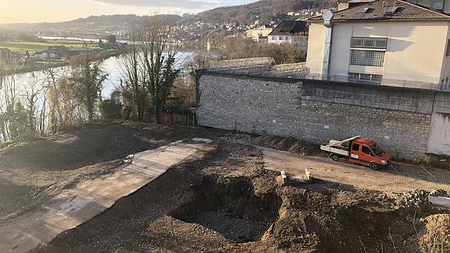 Auf diesem Gelände zwischen dem Hauptsitz der Sparkasse Hochrhein und dem Gefängnis sollen zwei Wohngebäude mit Blick auf den Rhein ...