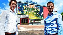 Können wieder etwas lächeln: Jochen Frank Schmidt (links) und Alexander Dieterle vom Gloria-Theater haben wohl das Schlimmste hinter ...